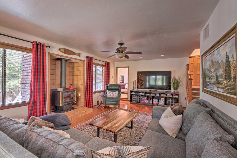 Deck and Yard Family-Friendly Pinetop Retreat